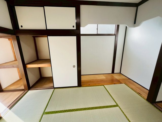 小山市大字間々田　リフォーム物件の和室|〇和室〇
1階には6帖の和室がもう1室ございます。南面に面していますので朝も気持ちよく日差しがふりそそぎます♪
2025年10月撮影