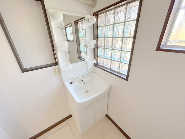 学園大和町3丁目戸建の独立洗面台