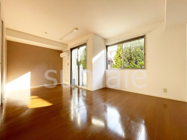 エクセレンテの居間・リビング|明るいリビングです。