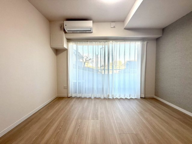 セザールたまプラーザの洋室|大きな窓から柔らかな光が差し込む明るい洋室。シンプルな間取りで家具配置もしやすく、主寝室としてもおすすめです。