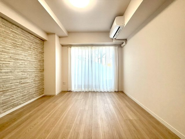 セザールたまプラーザの洋室|連窓サッシから明るい日差しがたっぷり届く開放的な洋室。爽やかなグレークロスが空間に奥行きを与えます。