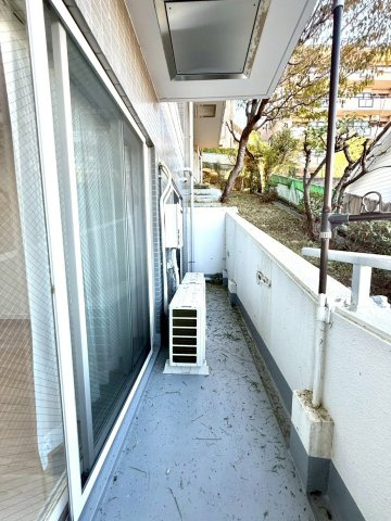 セザールたまプラーザのバルコニー|しっかり奥行きのあるバルコニーは通風良好。隣地の緑が近く、戸建て感覚の開放感が魅力です。室外機が端に寄せられており有効幅も確保。