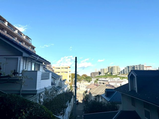 セザールたまプラーザの展望|高台ならではの抜けた眺望が広がり、陽当たり良好。周囲は低層住宅が多く、空の広さを感じる心地よい景色が楽しめます。