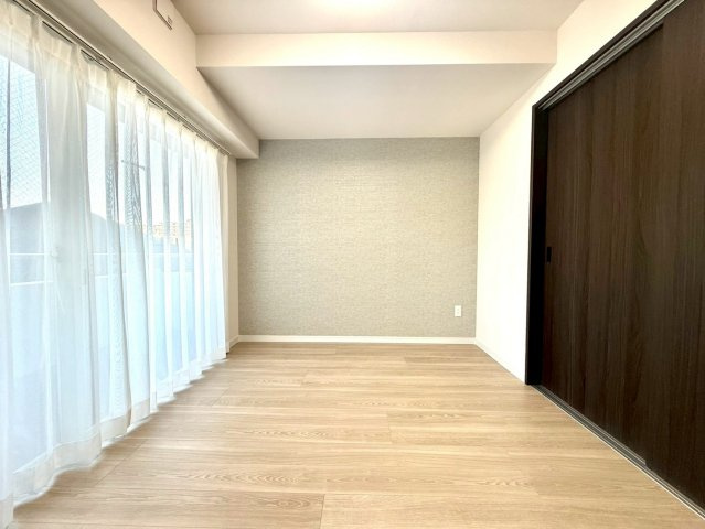 セザールたまプラーザの洋室|大きな窓から柔らかな光が差し込む明るい洋室。引き戸でリビングと一体利用も可能で、使い勝手の良いレイアウトが魅力です。