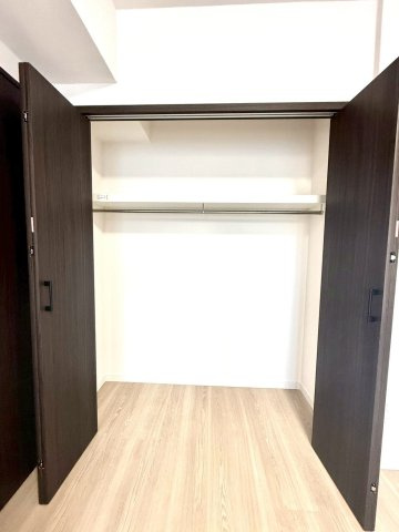 セザールたまプラーザの収納|ワイドなクローゼットは高さと奥行きがあり、衣類や季節物までしっかり収納可能。室内をすっきり保てる使いやすい収納です。