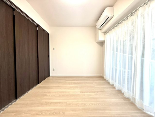 セザールたまプラーザの洋室|大きな窓から柔らかな光が差し込む明るい洋室。引き戸でリビングと一体利用も可能で、使い勝手の良いレイアウトが魅力です。