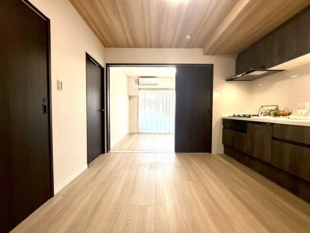 セザールたまプラーザの居間・リビング|キッチンからリビングまで一直線につながる使い勝手の良いレイアウト。家族との会話を楽しみながらお料理ができる心地よい空間です。