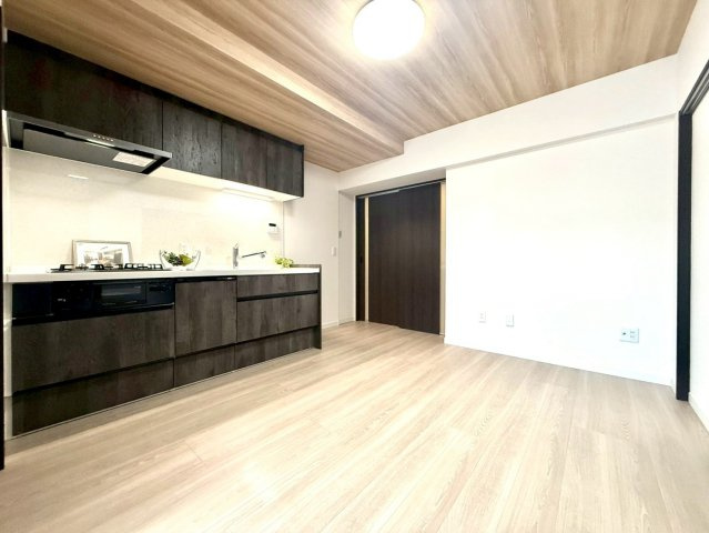 セザールたまプラーザのキッチン|石目調クロスが空間を引き締め、上品な印象を演出。大きな窓との組み合わせで、明るさと落ち着きを兼ね備えたお部屋です。