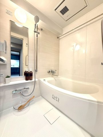セザールたまプラーザの浴室|優しいホワイトトーンでまとめた清潔感あるバスルーム。ゆったり浸かれるラウンド浴槽で一日の疲れを癒せます。