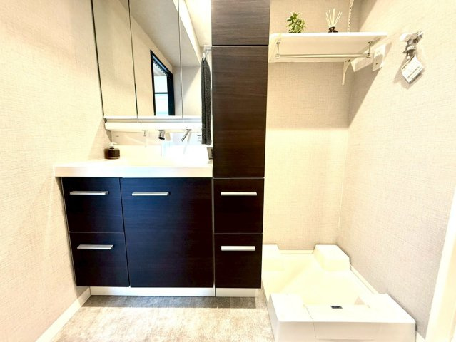 セザールたまプラーザの独立洗面台|広めの洗面スペースは朝の支度も快適。落ち着いたトーンの壁紙がホテルのような上質さを演出します。