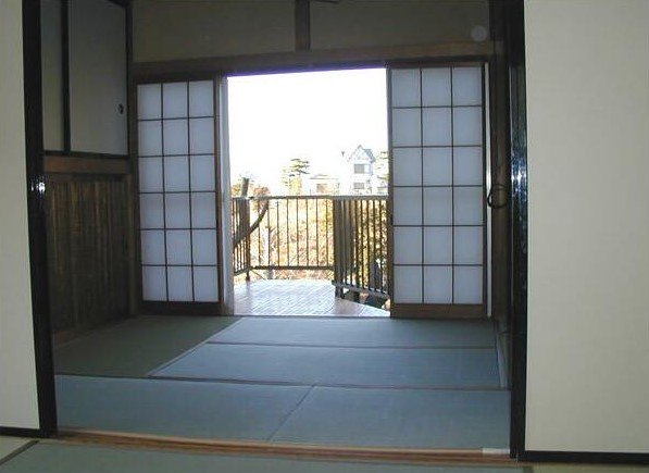 伊豆の国市　富士見ニュータウンの和室|和室からバルコニーに出られます。