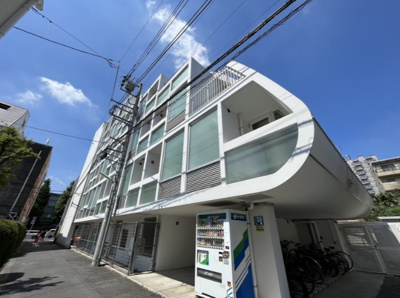 【外観】 | ラグゼナ東高円寺 | 鉄筋コンクリート造ののがっちりとした建物。