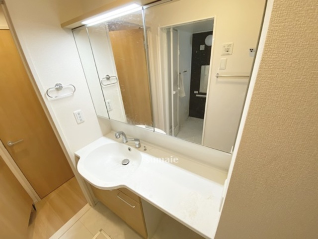 アレーズKの洗面所|大きな鏡の洗面台です！