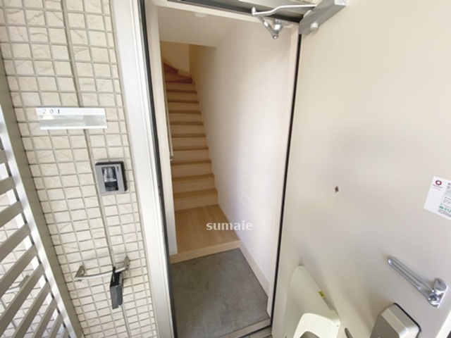 アレーズKの玄関|玄関からすぐに階段のタイプです☆