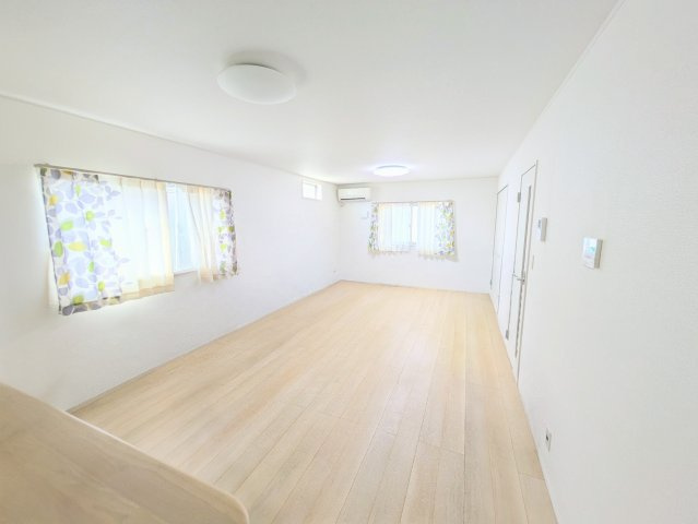 愛川町中津　【築浅中古戸建】の居間・リビング|おしゃれな居間です