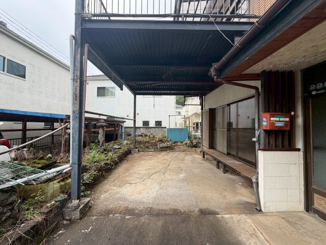 東京都八王子市下恩方町 中古戸建の外観|バルコニー下のスペースです