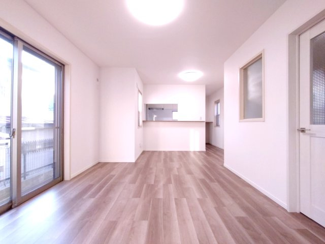 川崎市宮前区犬蔵一丁目戸建の居間・リビング|ゆったりとした居間です