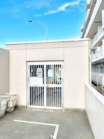 多摩川久地パークハイツのその他共用部分|敷地内ゴミ置き場です。