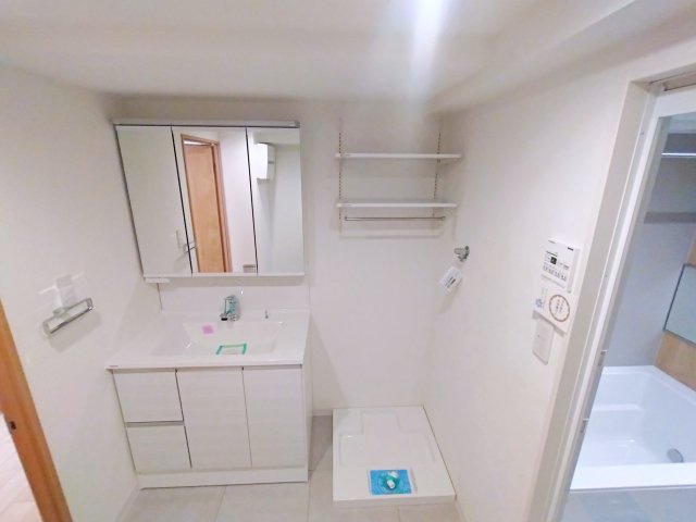 プランドール宿河原の独立洗面台|朝の支度にも助かる、独立の洗髪洗面化粧台
