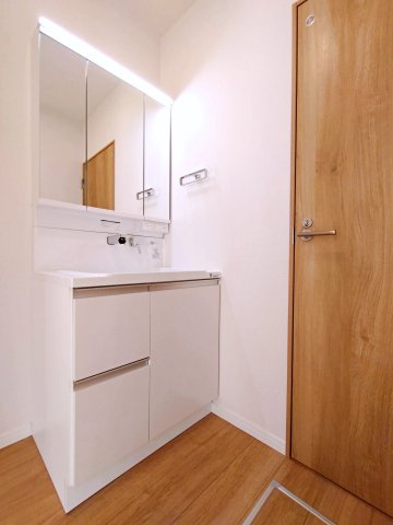 横浜市南区六ツ川一丁目戸建の独立洗面台|独立洗面化粧台付き