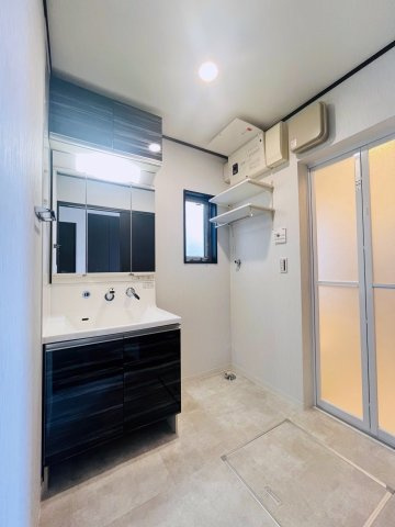 横浜市瀬谷区橋戸三丁目戸建②の独立洗面台|独立洗面台あり、毎朝おしゃれに忙しい女性の方におすすめです