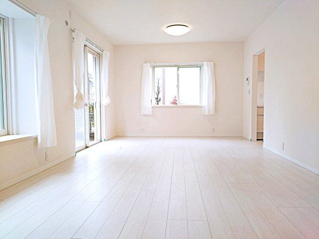 横浜市青葉区美しが丘西二丁目戸建の居間・リビング|おしゃれなリビングです