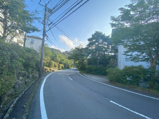 仙石高原マンションの周辺|建物前の道路です。