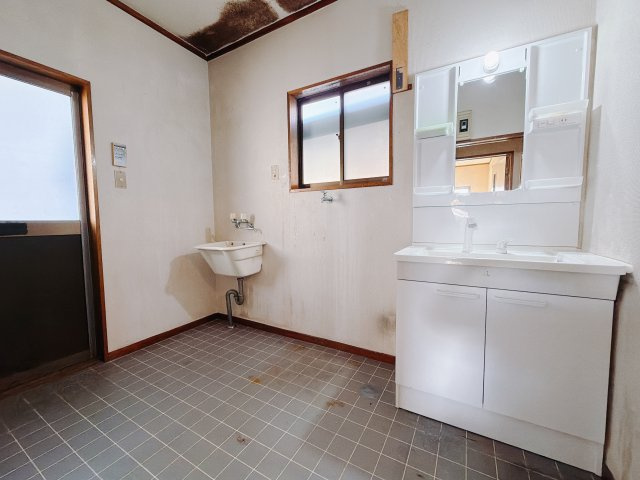 【中古戸建】前橋市鶴が谷町の独立洗面台|■洗面室｜大きな鏡で朝の身支度もラクラク♪毎日の忙しい準備が楽しくなる洗面所です(^^♪