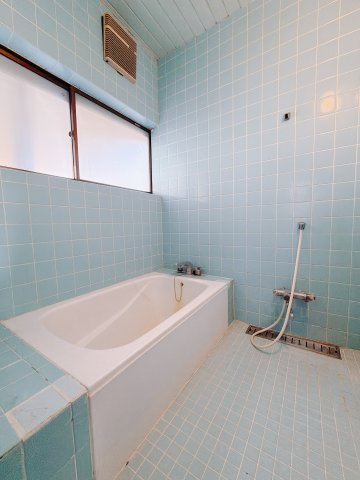 【中古戸建】前橋市鶴が谷町の浴室|■浴室｜デザイン性に優れた浴室♪1日の疲れを癒す、ゆったりとしたバスタイムをぜひお過ごしください(*＾＾*)大きな窓付きで嬉しい♪