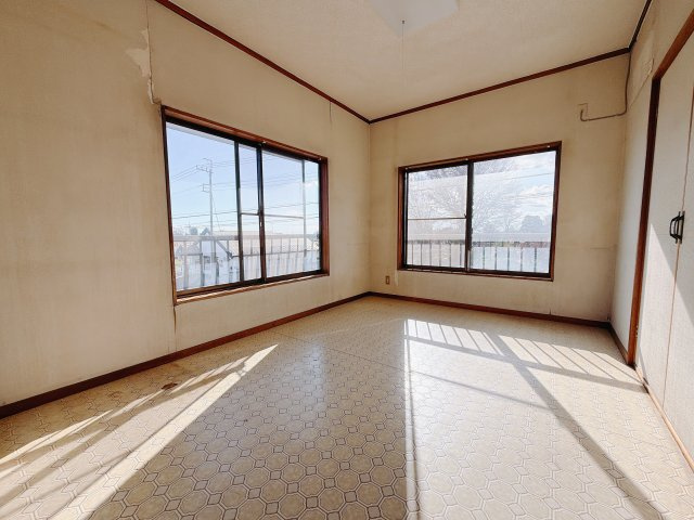 【中古戸建】前橋市鶴が谷町の洋室|■2階洋室｜2階洋室には大きな窓をご用意しています。日中はあたたかな日差し差し込み自分時間も充実できますね＾＾