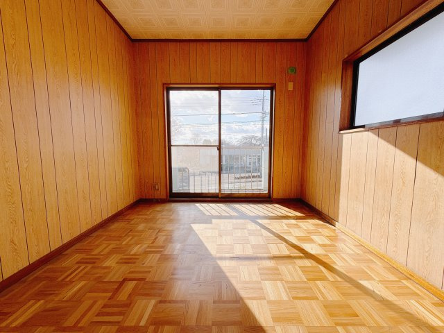 【中古戸建】前橋市鶴が谷町の洋室|■2階洋室｜2面採光で明るい2階の洋室。お掃除がしやすいです♪大きな収納もあって嬉しい！