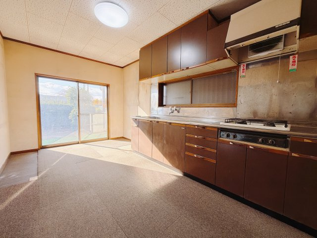 【中古戸建】前橋市鶴が谷町のキッチン|■キッチン｜ワークトップの幅が広く、お子様といっしょにお料理をつくったり、ちょっとしたパーティーも楽しめます。フラットなのでお掃除がしやすいのもポイントです♪