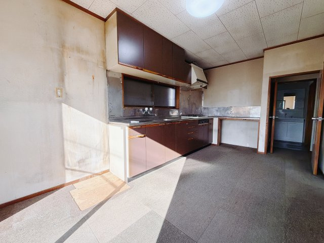 【中古戸建】前橋市鶴が谷町のキッチン|■キッチン｜大きなお鍋や調理用具のも出し入れラクラクな収納がたっぷり！毎日使う場所だからこそ、無理のない姿勢で作業できるのは嬉しいポイントですね(*＾＾*)♪