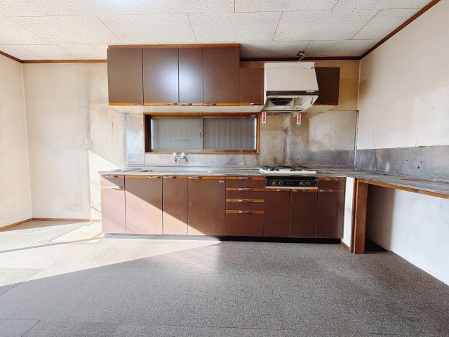 【中古戸建】前橋市鶴が谷町のキッチン|■キッチン｜鍋やお皿の出し入れもラクラクです☆また、ワークトップ幅が広く、お子さまと並んで料理ができます♪