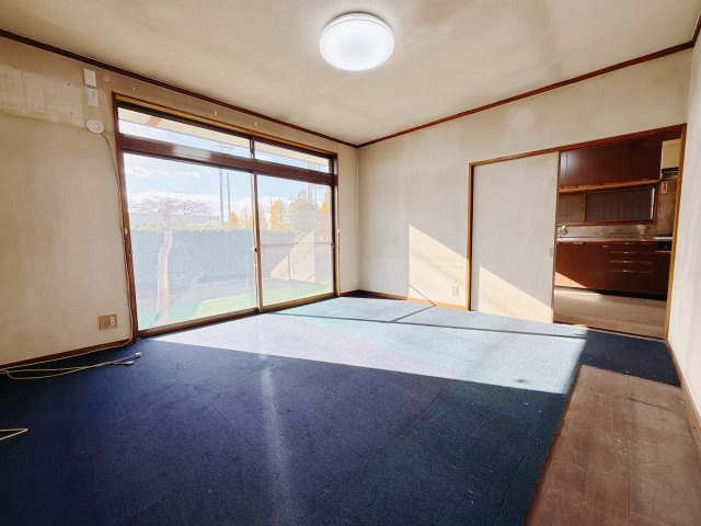【中古戸建】前橋市鶴が谷町の居間・リビング|■洋室｜時の流れと共に陽射しは装いを変え空間に新たな彩りを与えます。一日中家に居ても飽きることなく過ごすことができる素敵な空間です♪
