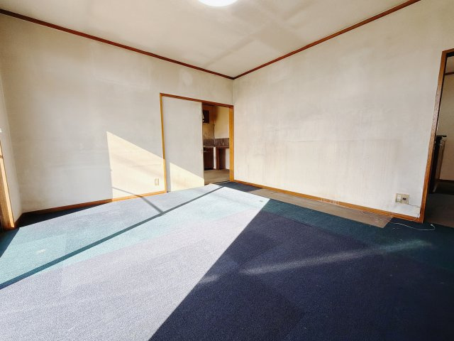 【中古戸建】前橋市鶴が谷町の居間・リビング|■洋室｜賃貸では叶わなかった、お友達とのホームパーティや大音量で映画やテレビを楽しむことができます(*^^*)