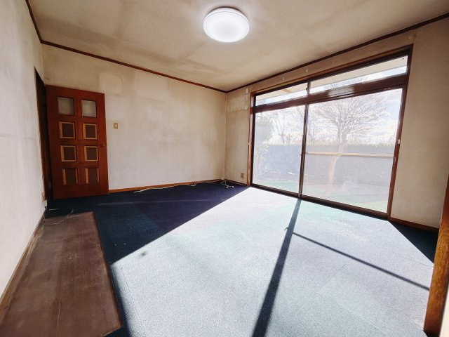 【中古戸建】前橋市鶴が谷町の居間・リビング|■洋室｜太陽の光がたっぷり差し込むお部屋は自然とご家族が集まる居心地の良い空間です。