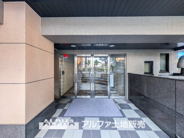 ライオンズシティ聖蹟桜ヶ丘のエントランス|【Entrance】
◆エントランス◆管理の行き届いた綺麗なエントランスは、扉を開けると温もりと幸せと楽しさいっぱいの我が家に帰ってきたんだなと落ち着く瞬間。