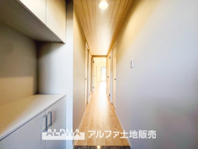 ライオンズシティ聖蹟桜ヶ丘の玄関|【Entrance】
◆玄関◆ポーチに採光が射し込む。土間とシューズクロークの間には影が生れ、優しく情緒豊かな陰影を紡ぎだしている。それはひっそしと仄かな優しいマイホームの温もりを感じさせている。