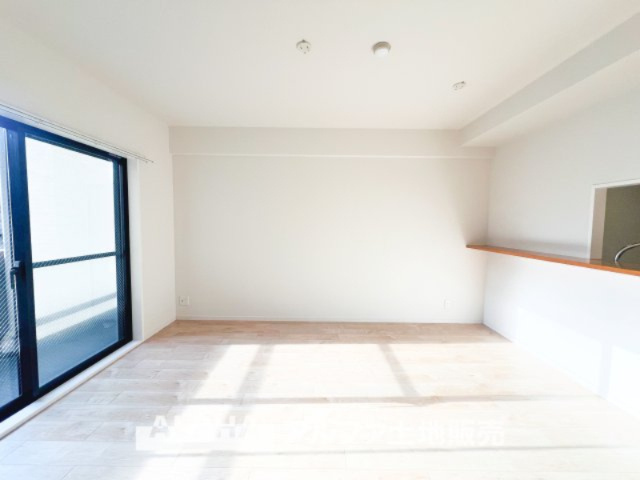 ライオンズシティ聖蹟桜ヶ丘の居間・リビング|【Living room】
◆時を忘れる場所◆ここにはみんなが集い、食事と楽しい会話が始まる。話に夢中になりすぎて、ついつい時を忘れ夜半過ぎになってしまう。そんな束の間の幸せを感じさせてくれる場所。