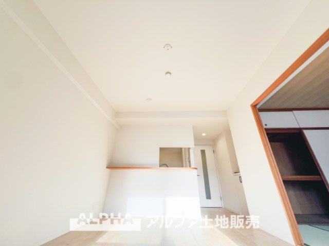 ライオンズシティ聖蹟桜ヶ丘の居間・リビング|【Comfortable living】
◆居心地のいい暮らし◆には欠かせない眩い採光。ゆったりとした幅の窓からこの空間に降り注ぐ採光が絶えない。明るいリビングこそ居心地のいい暮らしが待っていると思う