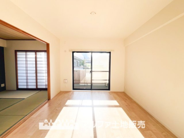 ライオンズシティ聖蹟桜ヶ丘の居間・リビング|【Holiday of a home】
◆季節外れのホームホリディ◆喧噪から離れ広々したリビングでゆったりと過ごす。そんな休日があっていい。『何もしない時を楽しむ』そんな贅沢な時間を家族と堪能する。