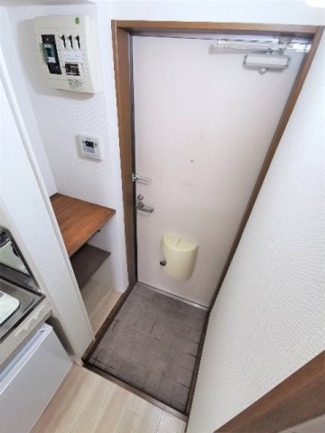 朝霞市三原３丁目のアパートの玄関