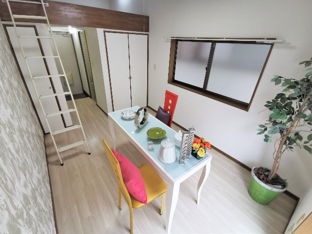 朝霞市三原３丁目のアパートの居間・リビング