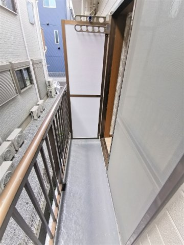 朝霞市三原３丁目のアパートのバルコニー