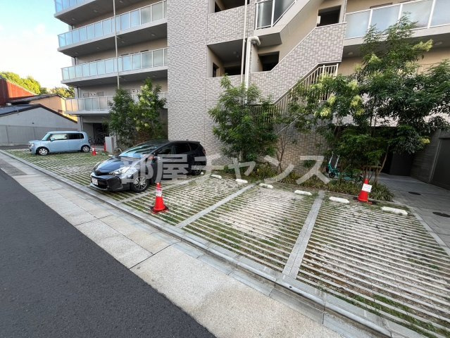 エスリード新栄プライムの駐車場
