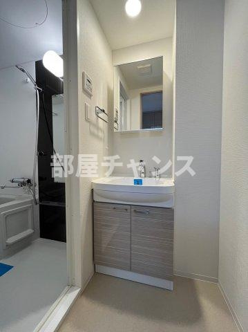 エスリード新栄プライムの独立洗面台|明るい洗面所です