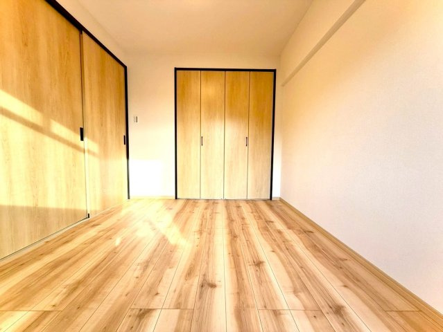 扶桑ハイツ南太田の洋室|明るい木目が広がる心地よい洋室。
採光も良く、収納も備わり、寝室・書斎など多用途に使える整った一室です。