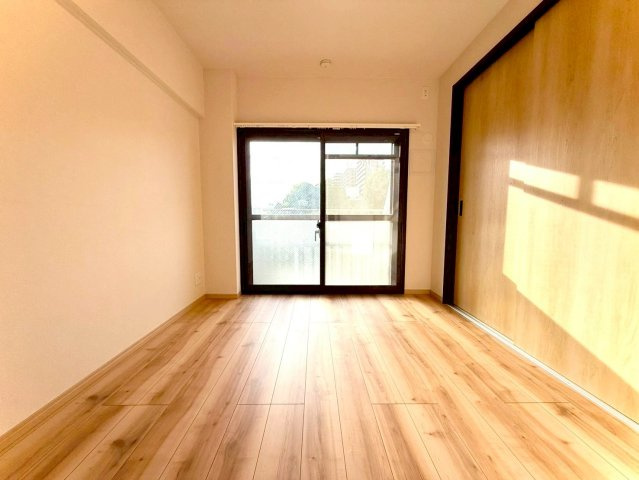 扶桑ハイツ南太田の洋室|明るい木目が広がる心地よい洋室。
採光も良く、収納も備わり、寝室・書斎など多用途に使える整った一室です。