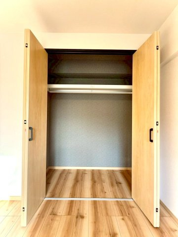 扶桑ハイツ南太田の収納|大容量クローゼットで衣類をすっきり収納。
内部も明るい色味で、見やすく整理しやすい仕様になっています。